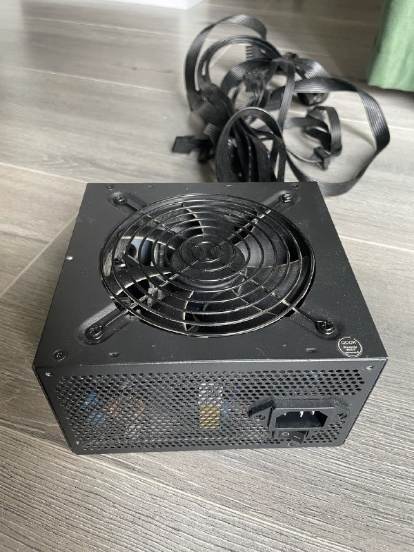 Блок питания Cooler Master, материнская плата ASUS, видеокарта Radeon R9 290X, кулер Deepcool Gammaxx 300, процессор AMD Ryzen 5 2600X, кеды Nike Air Force 1