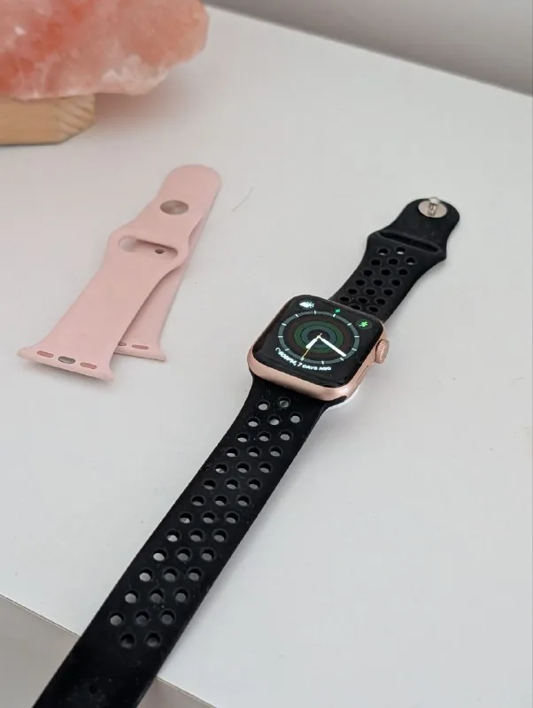 Apple Watch SE Rose Gold 1