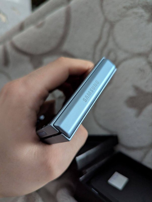 Телефон Samsung z flip 6 с чехлами