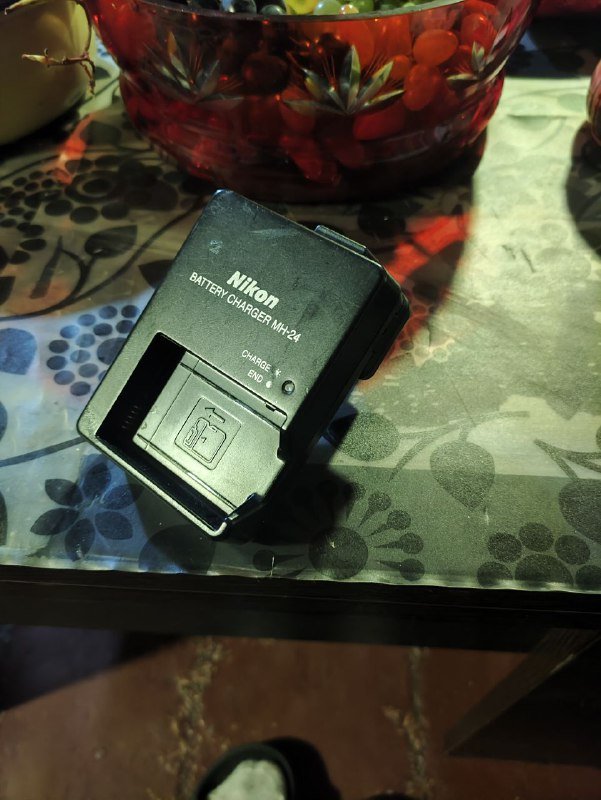 Камера Nikon D3300 с линзой 18-55мм и зарядкой 4