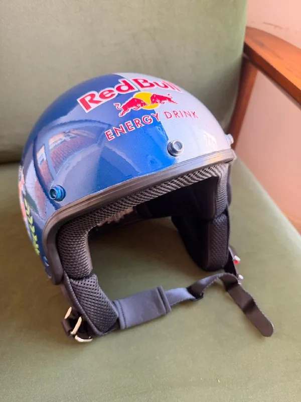 Red Bull шлем 1