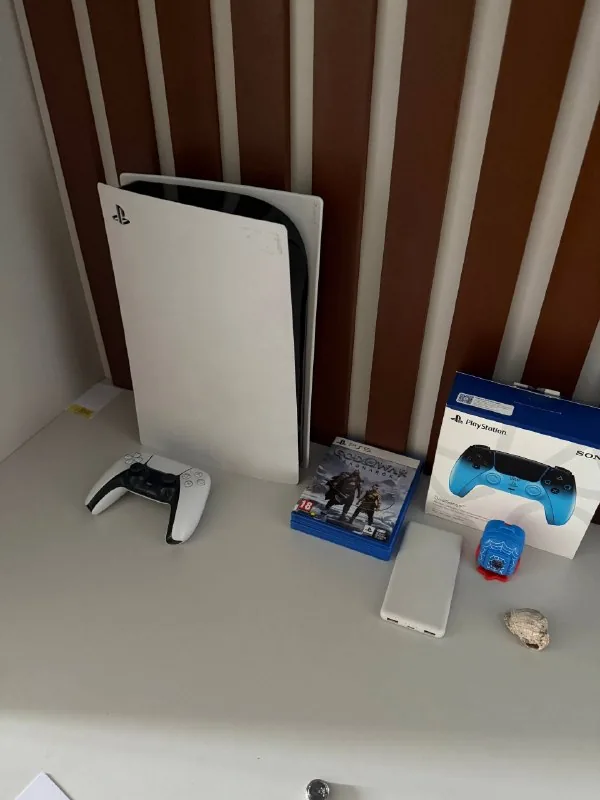 Playstation 5 с двумя геймпадами и играми