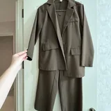 Два женских костюма, оливковый, коричневый 4