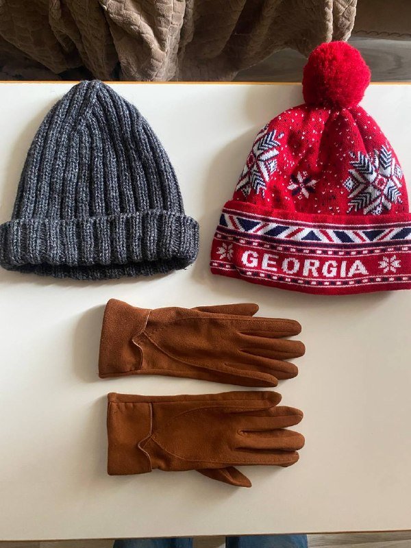 Шапка-бини серая, шапка Georgia красная, перчатки рыжие, чокеры, колье, серьги, кольца, шоппер