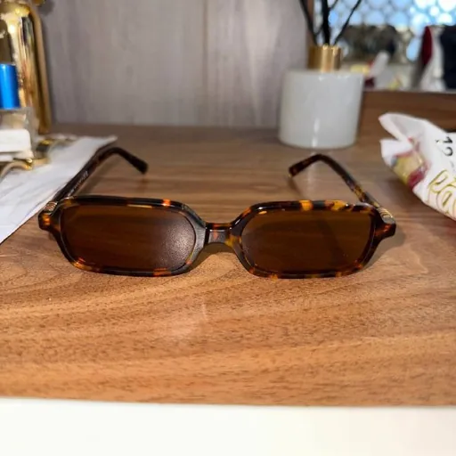 Очки Miu Miu, кошелек Lacoste, часы Donna Karan, Redmi