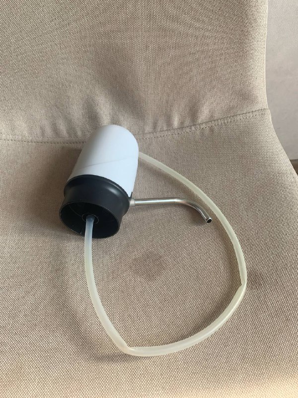 Рабочий стол, емкость под крупы, подставка под специи, стакан для столовых приборов, горшки, растение монстера, растение Диффенбахия, свечка, помпа для воды, робот-пылесос Tefal 9