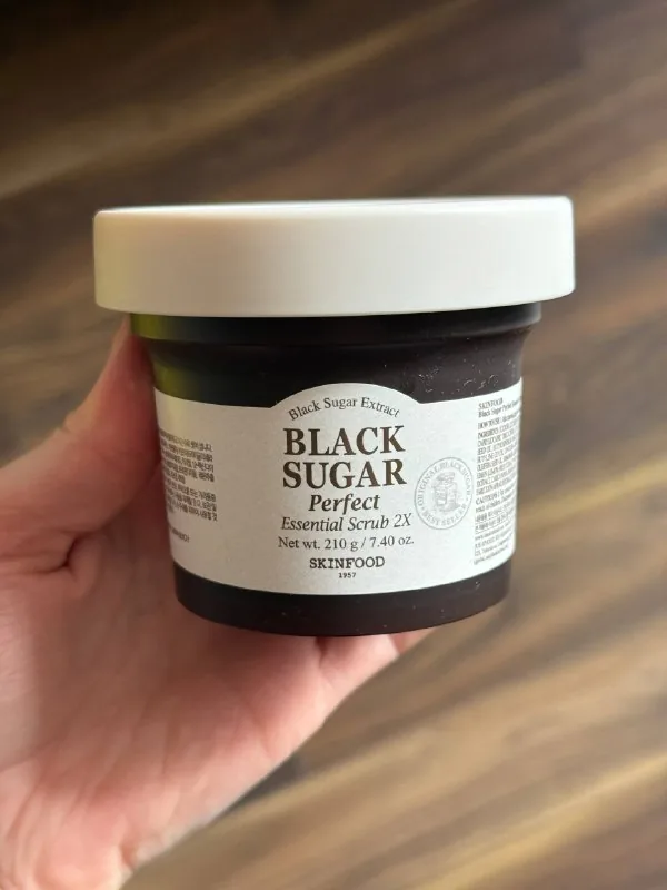 SKINFOOD Black Sugar Perfect Essential Scrub 1