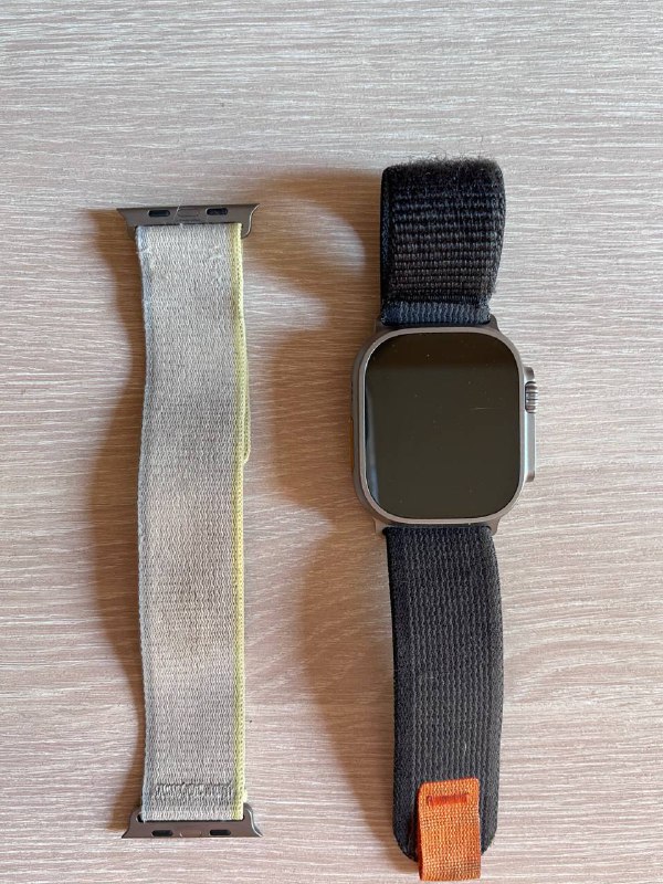 Apple Watch Ultra, запасной ремешок, зарядный кабель 1