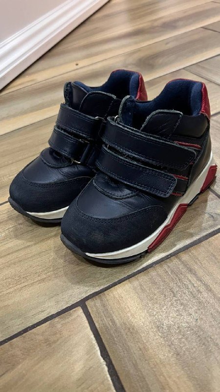 Детские кожаные кроссовки