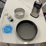 Сковородка IKEA, нож IKEA, формы для выпечки, соковыжималка, кондитерские принадлежности, набор для фрикаделек, доска, LED-лампа 3