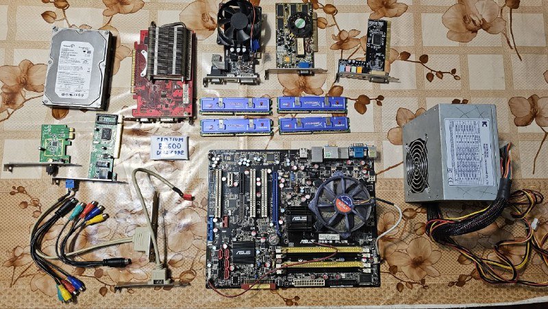 Жесткий диск, материнская плата, RAM, процессор, кулер, блок питания, видеокарты, аудио карта, WiFi адаптер, монитор 1