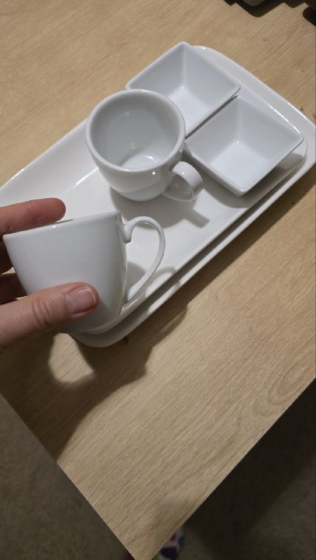 Посуды набор: тарелки, ножи, кастрюля, бокал, сковорода, чашки, подносы