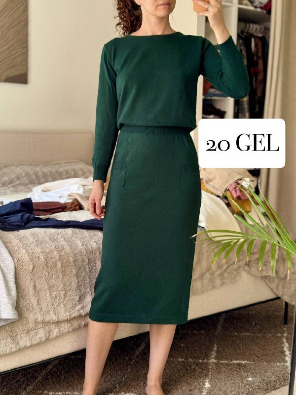 Зеленое трикотажное платье, женские ботинки, платье Mango, синие джинсы, брюки Mango, замшевые балетки