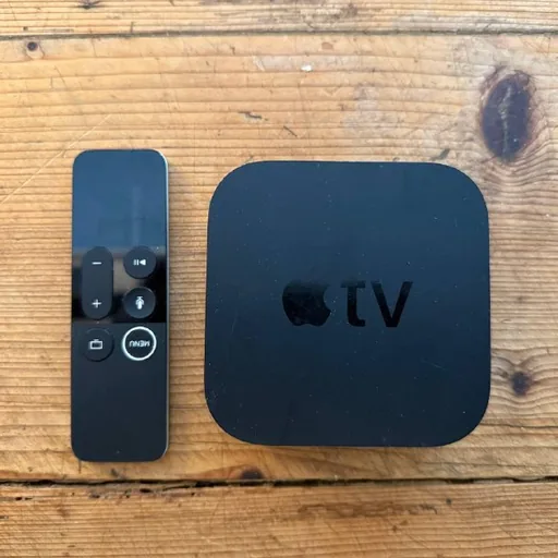 Apple TV с пультом Siri Remote