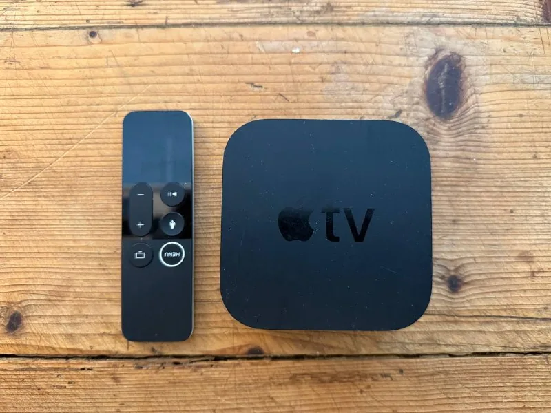 Apple TV с пультом Siri Remote
