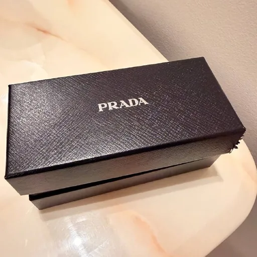 Солнцезащитные очки Prada