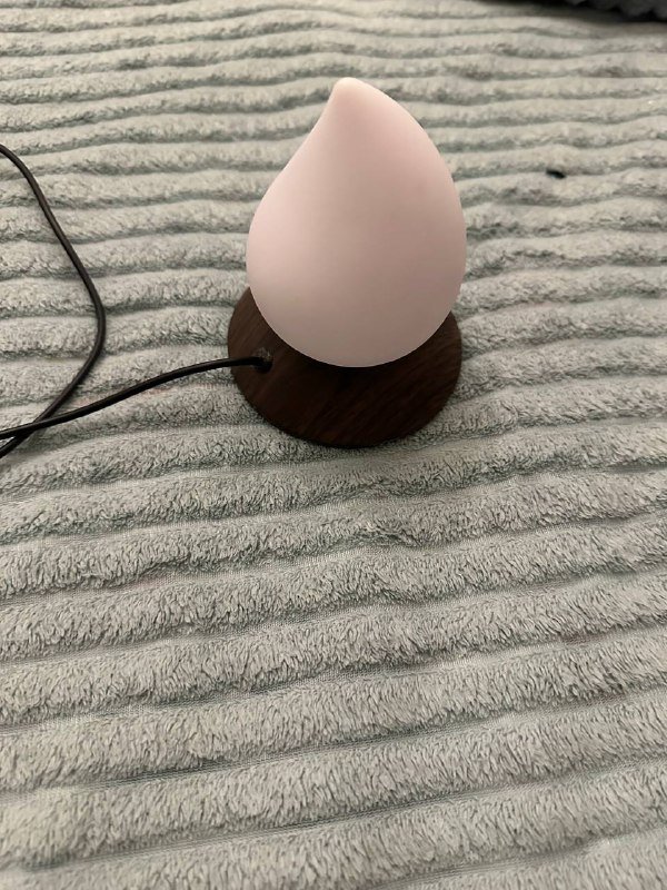 LED-светильник в форме капли на деревянной подставке 2