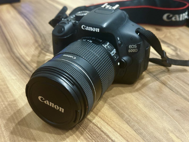 Canon EOS 600D камера с объективом EF-S 18-135 мм
