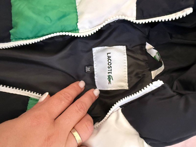 безрукавка красная, куртка Lacoste, водолазка 3