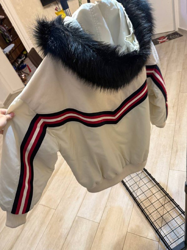 Бомбер Armani Exchange, пуховик dkny, жилеты Calvin Klein и H&M 3