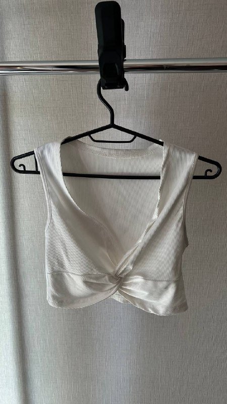 черный топ, серая кепка, черные юбка-шорты, коричневый топ, серая юбка, белый топ, серый топ 6