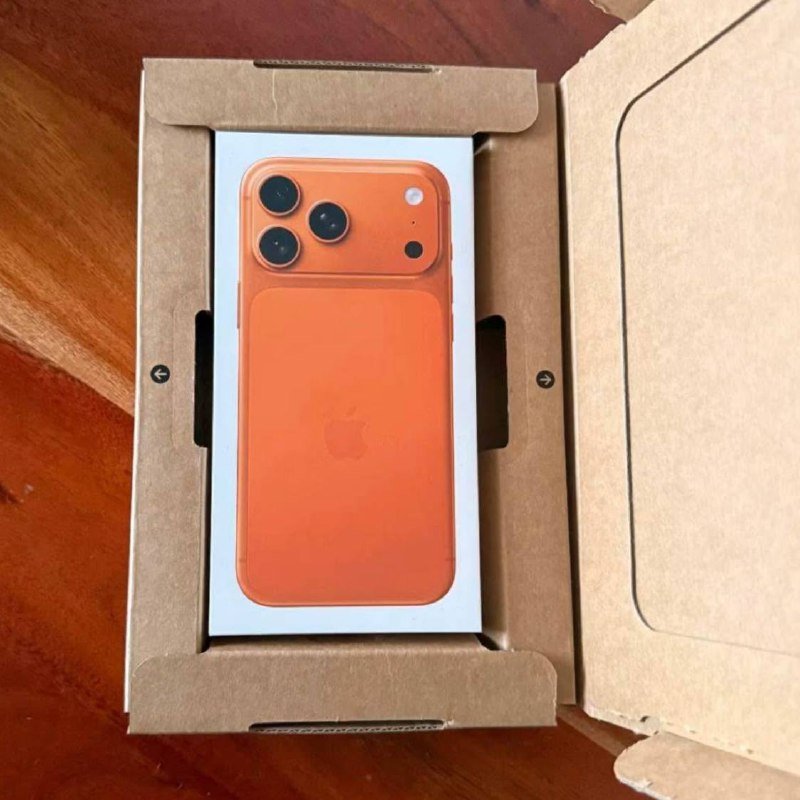 iPhone 17 Pro 256GB Cosmic Orange с аксессуарами