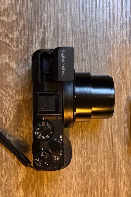 Sony Cyber-shot DSC-HX60 1