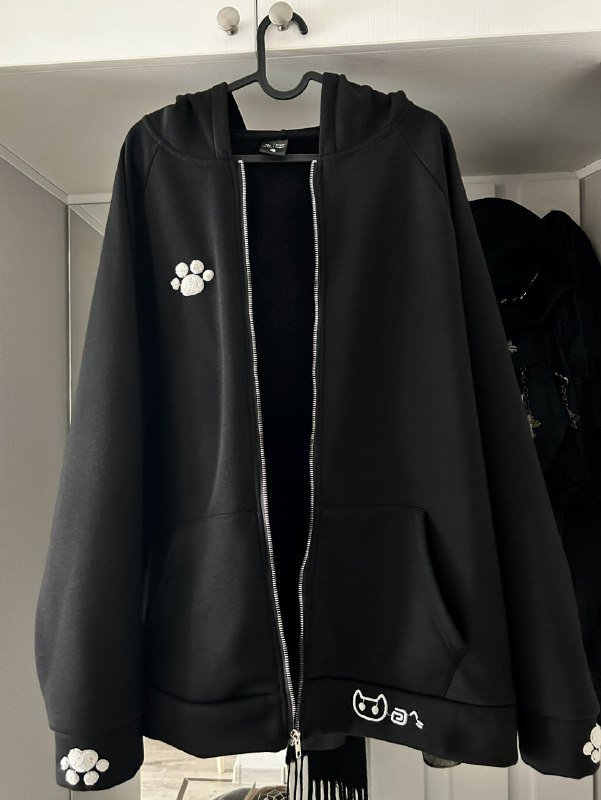 Кофта светлая, толстовка чёрная с ушками 3