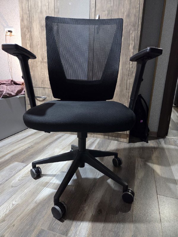 Кресло офисное с регулировкой высоты и подлокотников 2