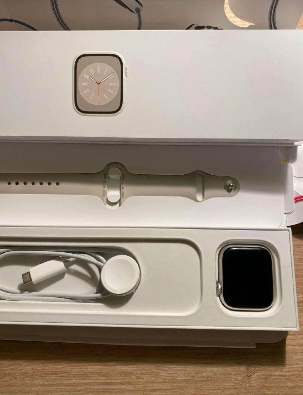 Apple Watch Series 8, 100% battery, includes extra strap
