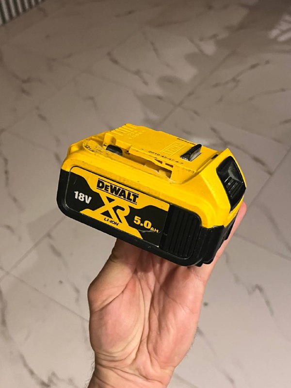 Перфоратор Dewalt, шуруповерт, мультитул, аккумуляторы, сумки Milwaukee 6