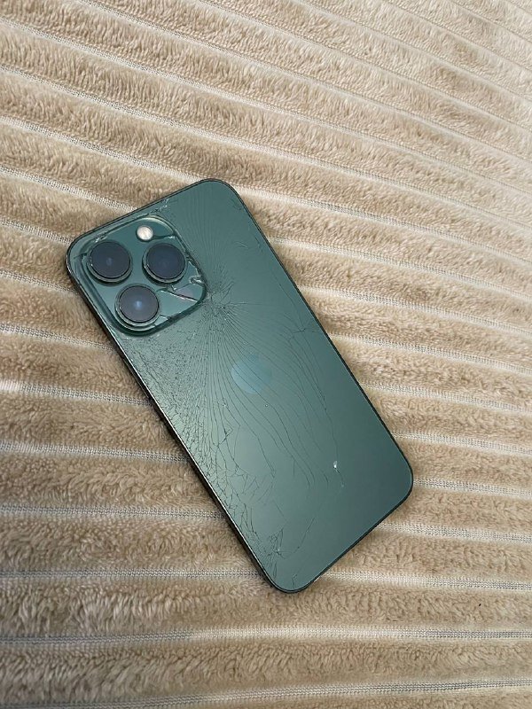 IPhone 13 Pro 128гб с чехлами и зарядкой 6