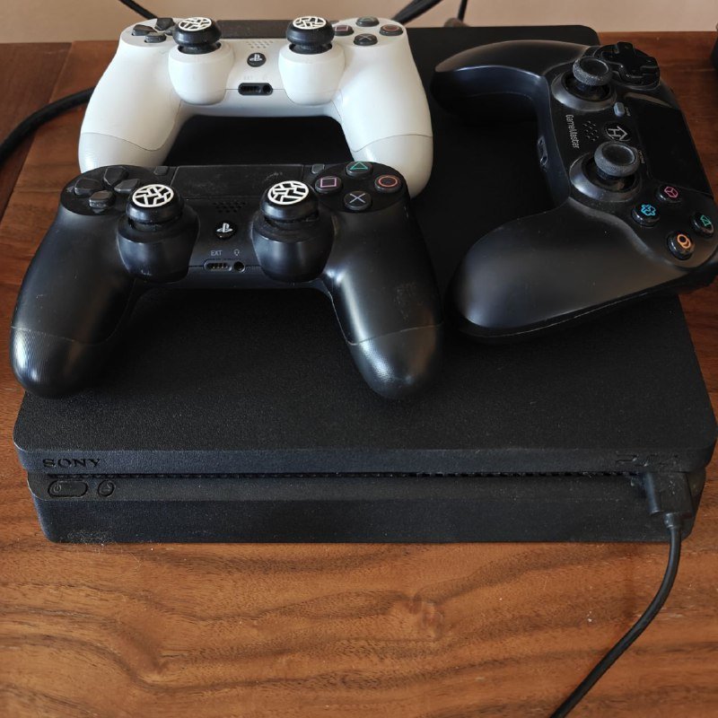 PS4 1 TB, 3 геймпада, кабели зарядки, HDMI и питания
