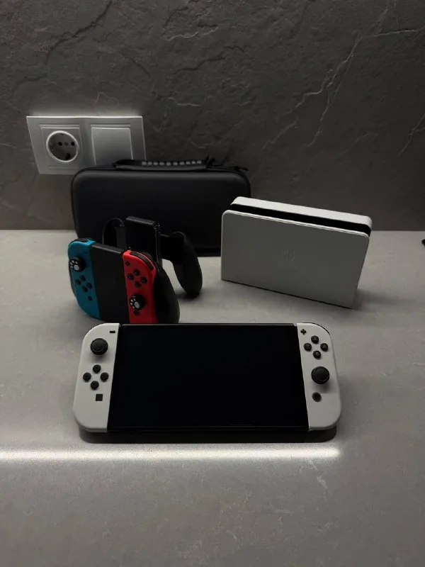 Nintendo Switch OLED, два джойкона, кейс