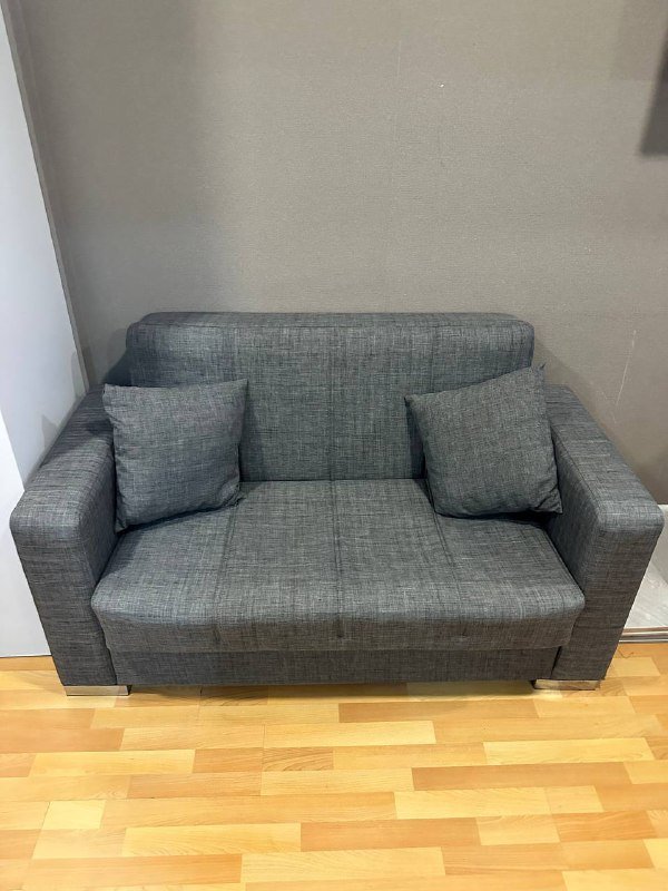 Небольшой диван с двумя подушками 6