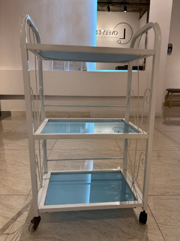 Медицинская косметологическая тележка из металла и стекла 5