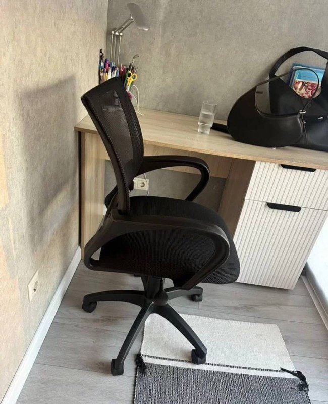 Компьютерное кресло с подножкой чёрное