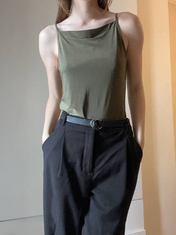 Зеленый топ на бретелях