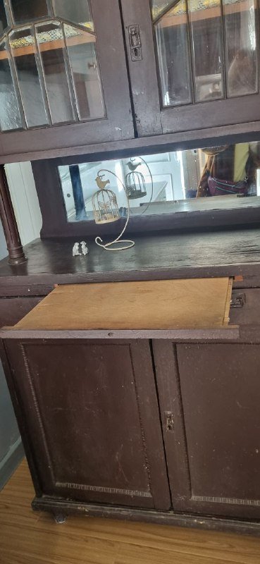 Старинный деревянный буфет с зеркалом 3