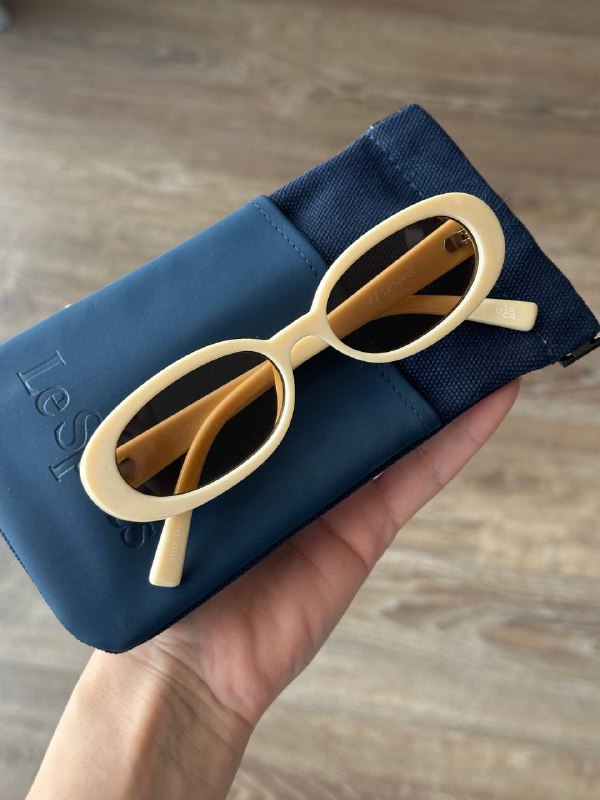шорты-бермуды ZARA, очки LeSpecs, босоножки Mango 4