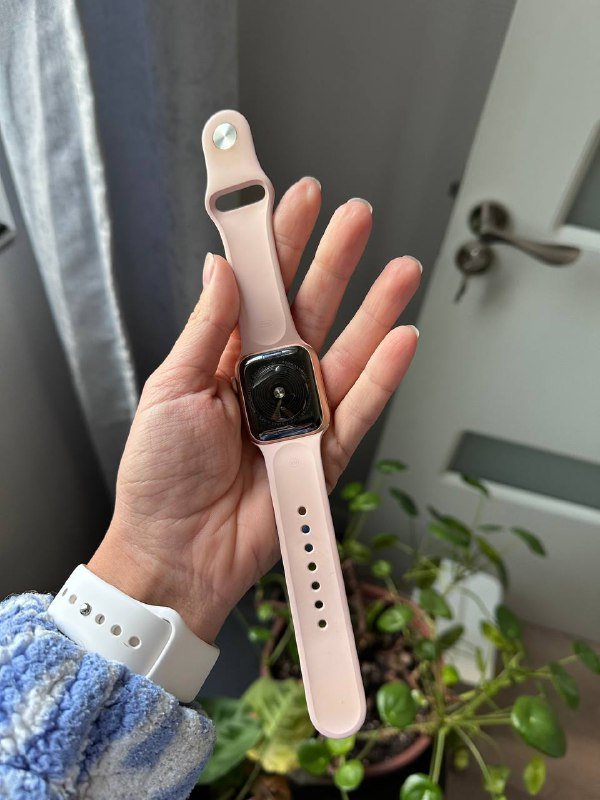 Apple Watch SE 1 поколение розовое золото 40 с силиконовым ремнем 2