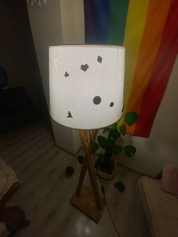 Большой торшер с деревянным каркасом и лампочками 2