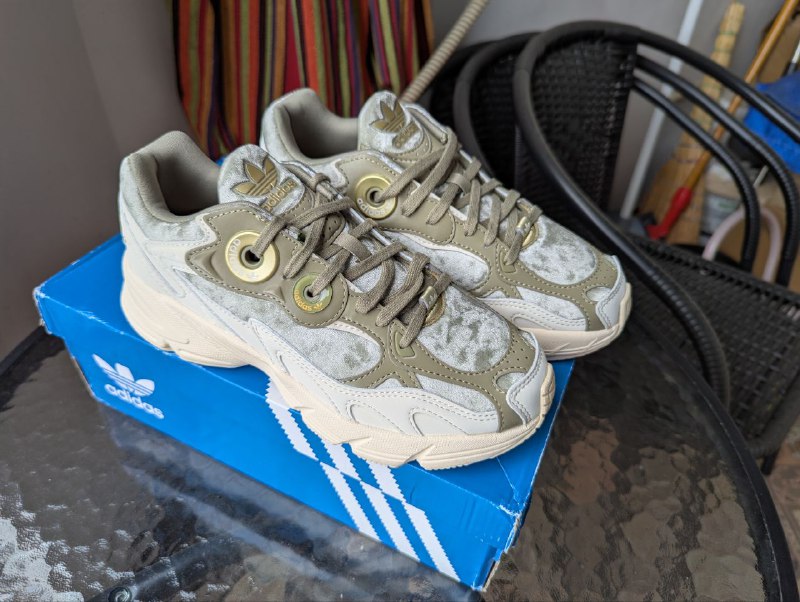 Женские кроссовки Adidas ASTIR
