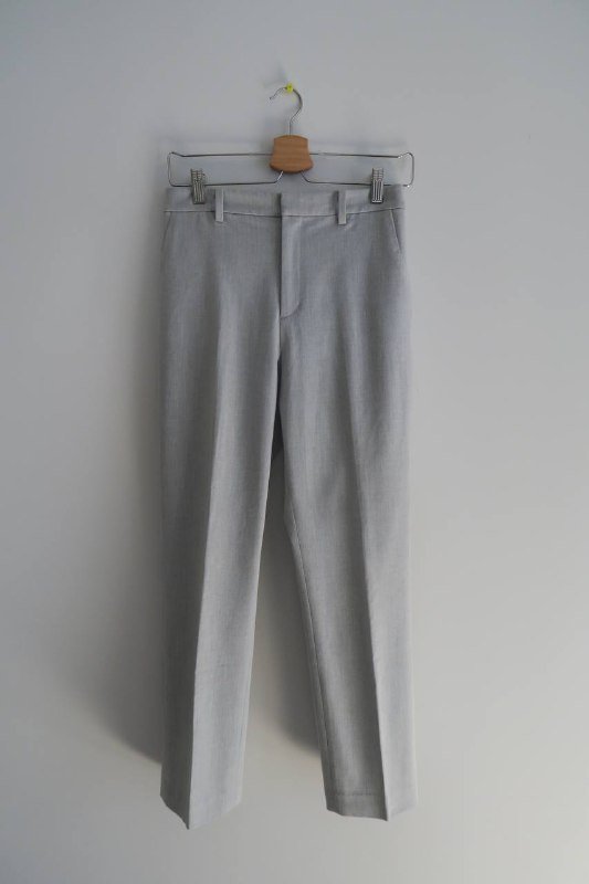 Светло-серые брюки Uniqlo из эластичной ткани