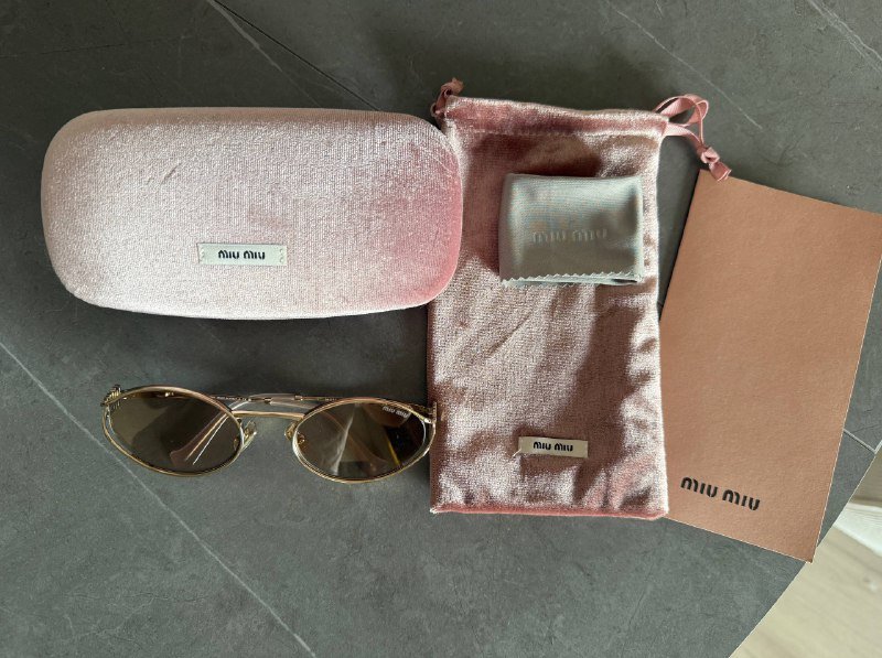 Женские и мужские солнцезащитные очки Miu Miu и Louis Vuitton