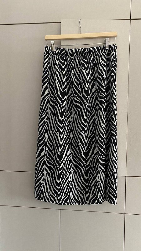 Юбка с зебровым принтом, прозрачная белая рубашка, джинсовые шорты 2