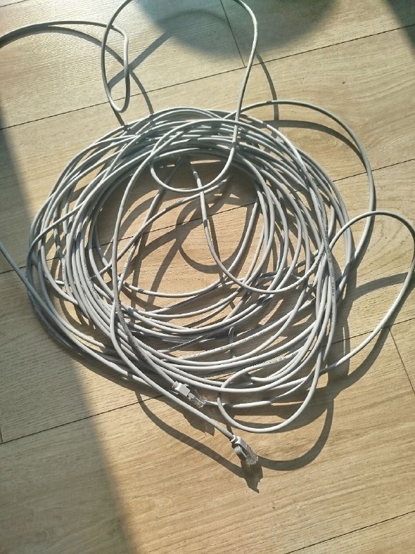 Длинный серый патч-корд кабель для интернета