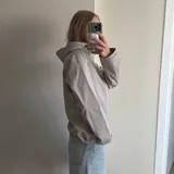 Червона вітровка-дощовик H&M Move, светр Zara, сорочка Zara, дощовик-вітровка Uniqlo 6