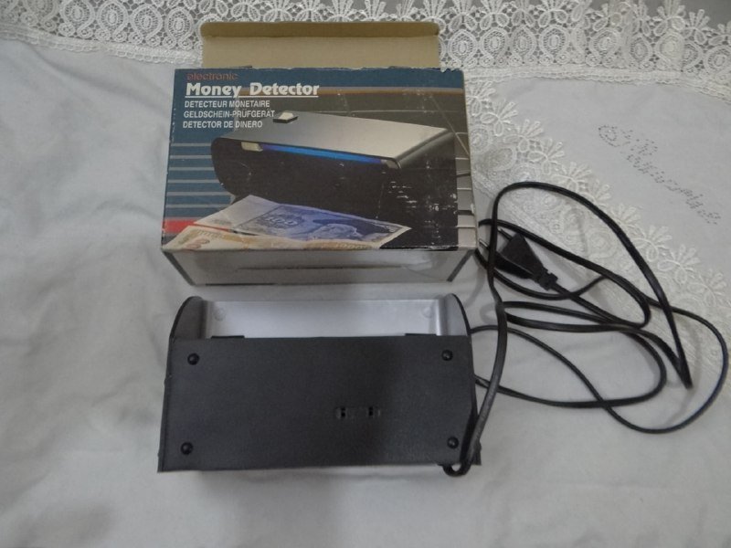 Ультрафиолетовый детектор для проверки денег и документов