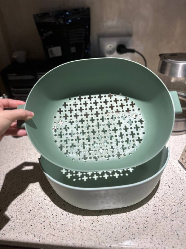 Миска для мытья и сушки фруктов, терка, половник, картофеледавилка, помазок, силиконовый коврик, качалка, доска деревянная, поднос с бархатным дном